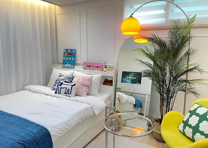 Heart Of Hongdae, 3-Minute Walk To Popular Spots, K-Pop Perfect Accommodation For Friends And Couples Self Check-In, Luggage Storage, Elevator Available