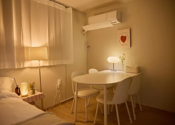 10 Min To Sillim & Seowon Station, Cozy Studio, Luggage Storage