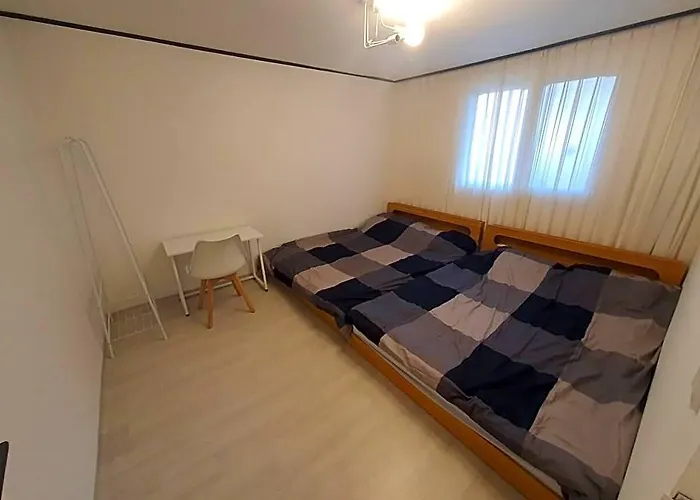 Near Hongik Univ,3Rooms,4Beds, 2Nd Floor 3-15