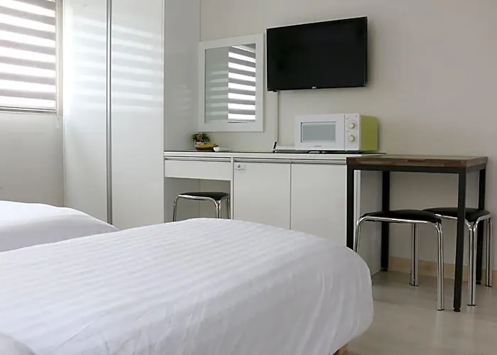 Cozy Flat Nearby Metro And E-Mart For 3 Guests