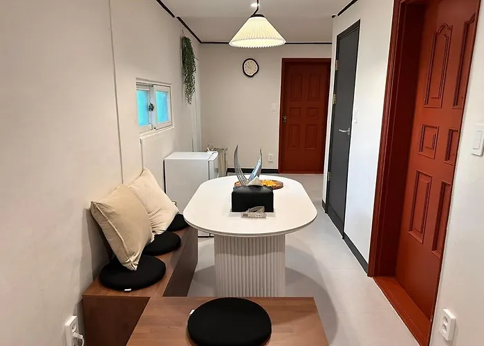 Dongmyo Market, Dongdaemun, Naksan Park 2 Restrooms 4 Queen Beds Free Luggage Storage