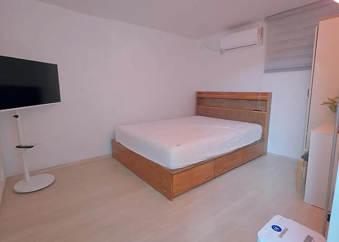 City House, A 10-Minute Walk From Sangil Station