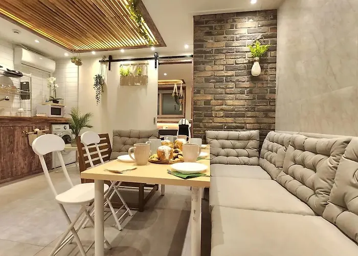 홍대입구역 도보 7분#많은친구#4Br#7Bed#2Bath#Urban Forest
