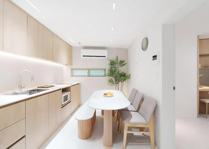 New Renovated, 홍대역6분, 방3침대4, 완벽한 청소!