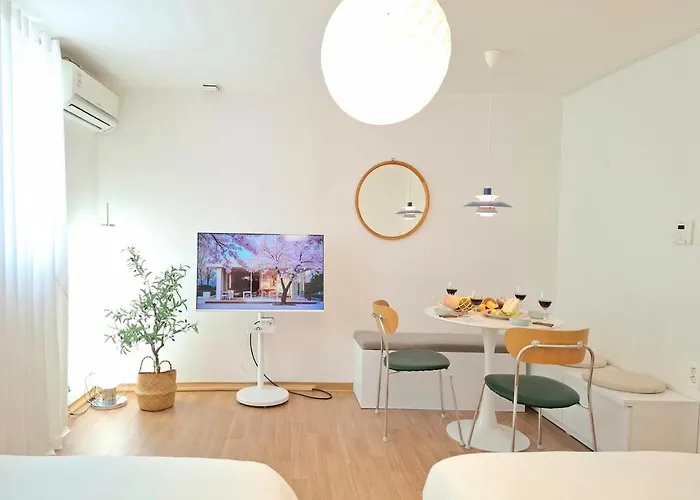 Opening Special Near Gwanaksan Snu Spacious 2 Rooms 3 Queen Size Beds Up To 6 People