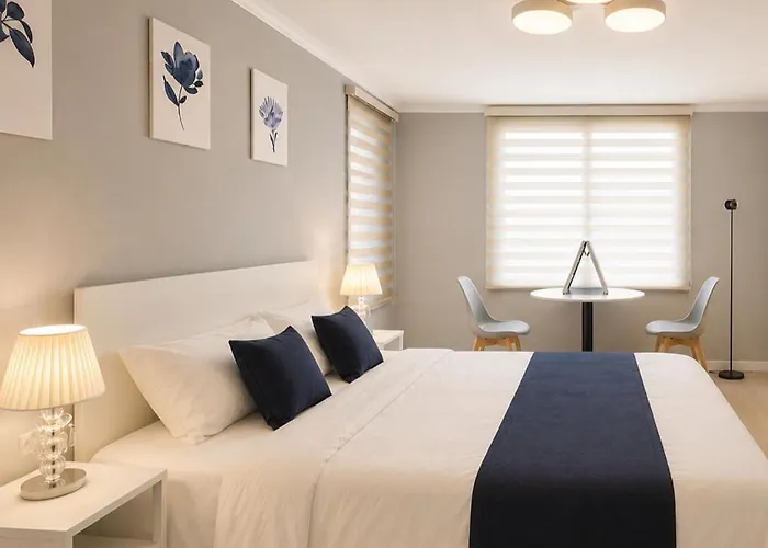 Hongdae 4Min Walkㅣ1St Floorㅣ6Peopleㅣ3 Queen Beds