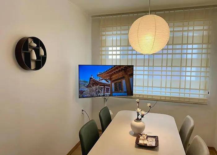 New, Cozy Hanok Stay, 3 Min Subway Line2, Line5, Airport Bus
