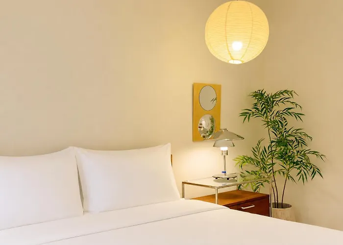 Hongdae,6 People,5 Minutes From Hongik Univ Station,Direct Airport Bus, Accessible To Itaewon, Seongsu, And Gangnam