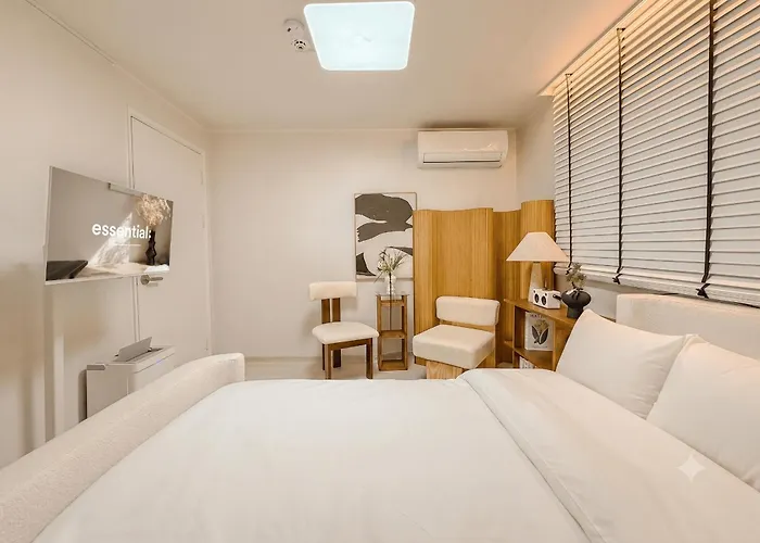 Yongsan Haebangchon, Namsan Tower, Itaewon Street, 10-Minute Walk To The Subway, 15 Minutes To Hongdae