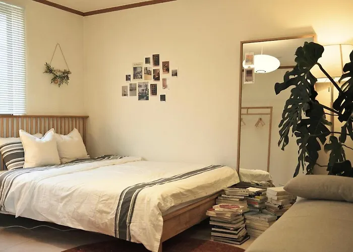 4 Minutes On Foot From Sinchon Station, Hongdae, Hapjeong, Myeongdong Near Daiso And Department Stores 2 Rooms And 1 Bathroom, Luggage Storage
