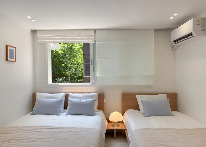 신규오픈, 웨스트 서울 모던스테이, 도심속 힐링, 2Br, 홍대 명동 이동편리, 공항버스 3분, 최대 4인