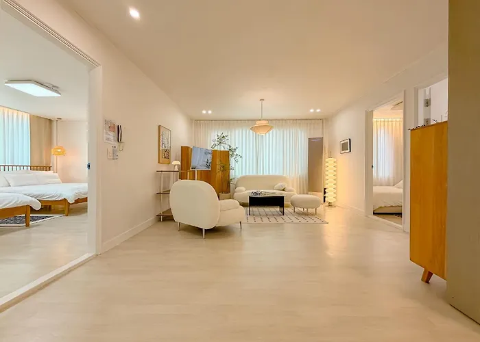 Large Accommodation For 10 People, Near Jongno, Itaewon , Seongsu,Family Trip