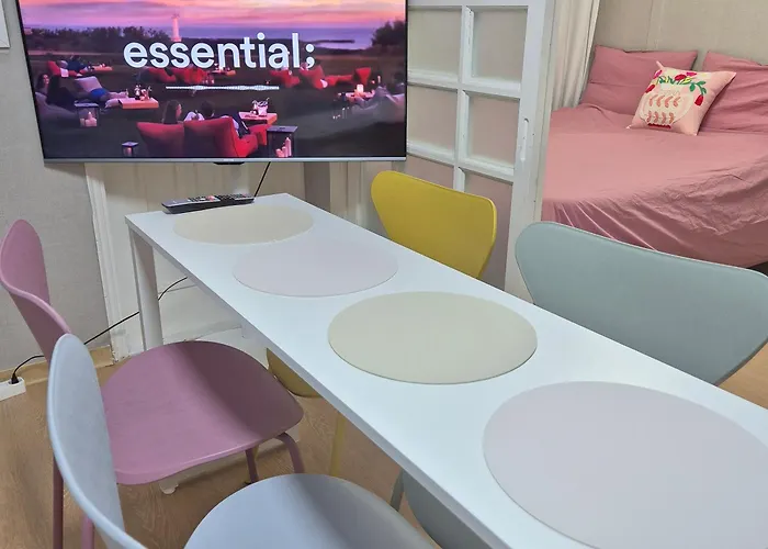 홍대5분 방3개 침대4개 최대8명 1층 장기숙박 연남망원 Tv Wifi 조용한숙소