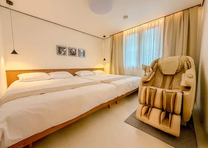 Haebangchon, Itaewon Street, Sinheung Market, Namsan Tower, 15 Minutes To Hongdae,The Still House Yongsan