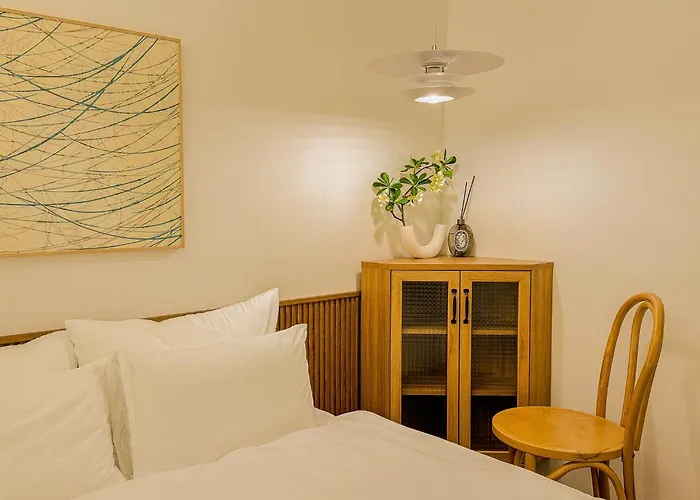 Itaewon, Haebangchon, 10 Mins From Jongno, Euljiro, Accommodation For 4