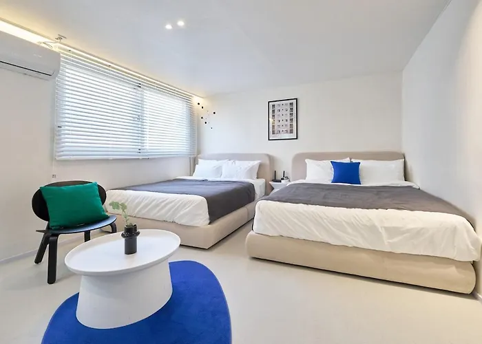 #Mangwon Market#Han River Park#Mangnidan-gil#10 minutes to Hongdae#4 queen beds