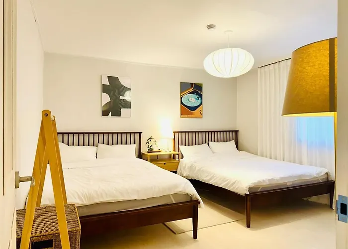 1 Min To Subway , 3 Queen Beds , Up To 6 Guests , Seoul Center