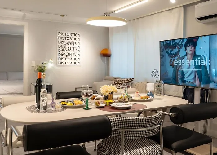 Seoul Pause Opening Special - 3 Minutes To Mapo-Gu Office Station, 5 Minutes To Airport Bus, Hongdae, Mangwon, Hannam, Itaewon, 4 Beds For 8 People, 3-Story Private House, Rooftop