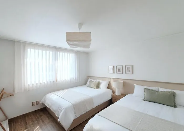 Open 5 Minutes To Sinsa Station ,5 Minutes To Airport Bus, Spacious Living Room ,Garosu-Gil ,Coex ,Plastic Surgery,Hotel Bedding