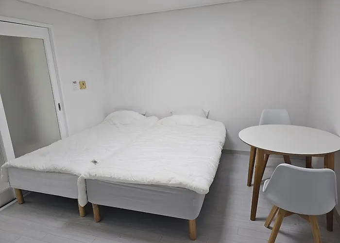 2 Beds Quite 1Minconvience 5Min From The Subway