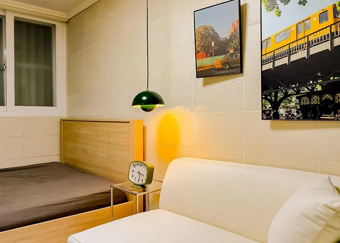 11 Hongik Univ Station, 15 Minutes From Itaewon, Mangwon Market, Hapjeong, Single Accommodation, Fully Furnished