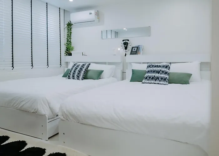 Hongik Univ Station Yeonnam Cozy Stay Airport Railroad 2 Queen Beds