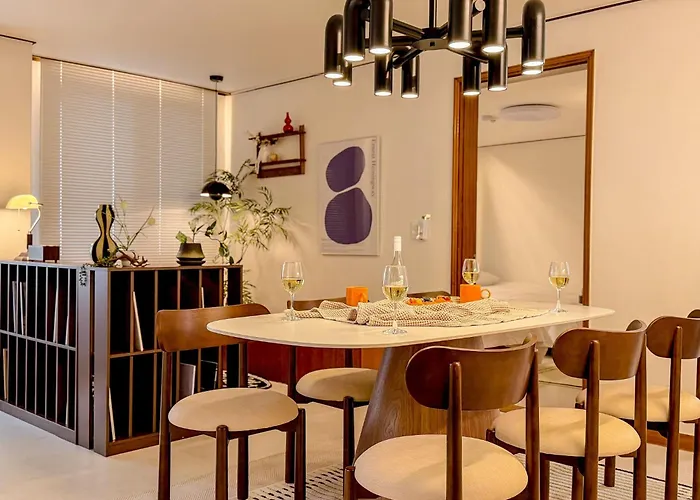 Haebangchon, Itaewon Street, Sinheung Market, Namsan Tower, 15 Minutes To Hongdae,The Still House Yongsan