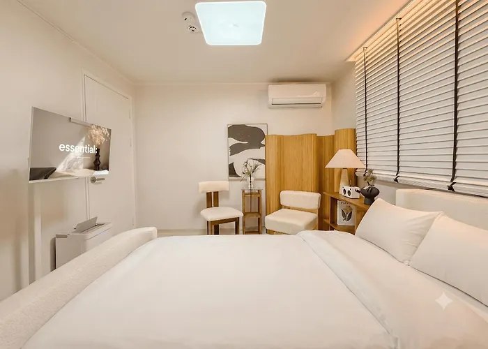 Yongsan Haebangchon, Namsan Tower, Itaewon Street, 10-Minute Walk To The Subway, 15 Minutes To Hongdae