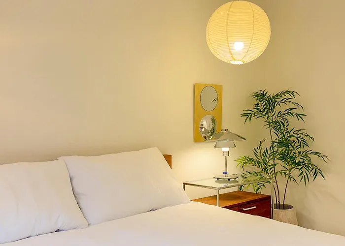 Hongdae,6 People,5 Minutes From Hongik Univ Station,Direct Airport Bus, Accessible To Itaewon, Seongsu, And Gangnam