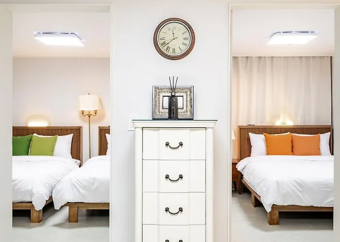 Near Sinchon & Ewha Univ Station - 3 Bedroom & 4 Qbeds, Max 8, Free Bag Storage