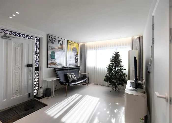 Still Time Bright 3 Bedroom Apartment With 2 Baths Near Myeongdong Station