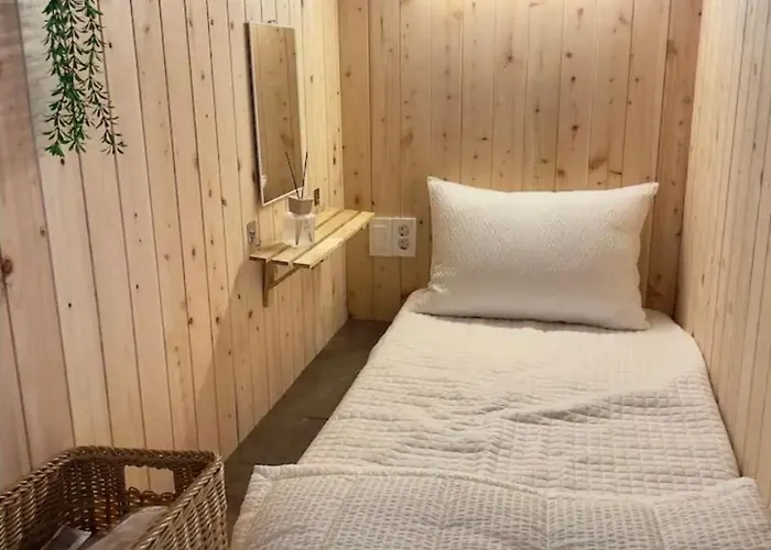Hongdae Street - Private Guest House - Female Only