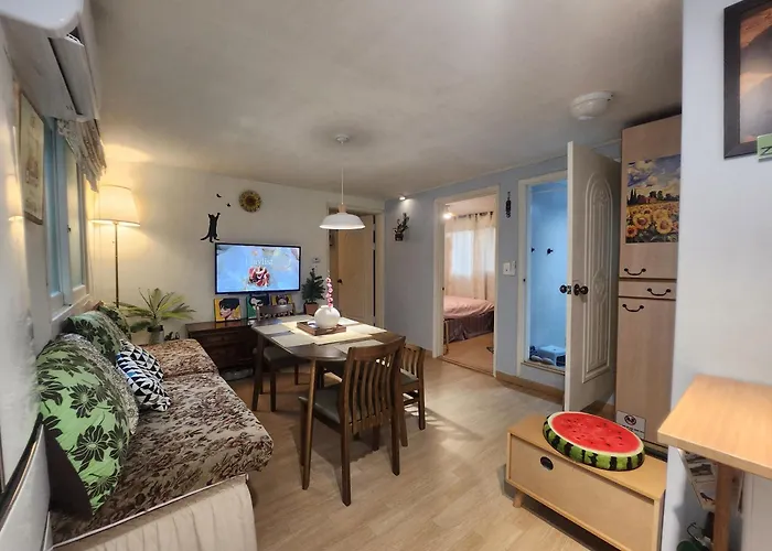 Zennyne 5 Minutes From Hyehwa Station 3 Queen Beds