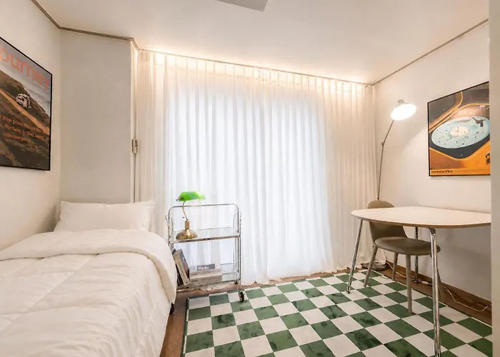 43 Hongik Univ Station, 15 Minutes From Itaewon, Mangwon Market, Hapjeong, Single Accommodation, Fully Furnished