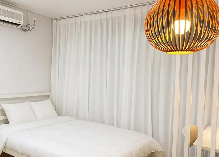 31Hongdae Station Area, Yeonnam, Hongdae Street, 15 Minutes From Itaewon, Single Accommodation, Fully Furnished