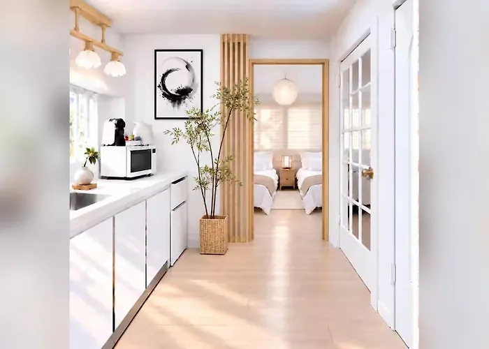 홍대중심, 홍대입구8번, 3Bed 2Room, 5인, 짐보관, 홀텔식침구, 공항버스8분, 쇼핑거리3분, 숲속공원