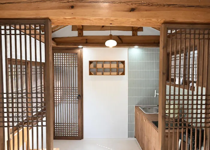 Still Wood Mapo Hanok - Entire 100-Year Hanok, Sleeps 11
