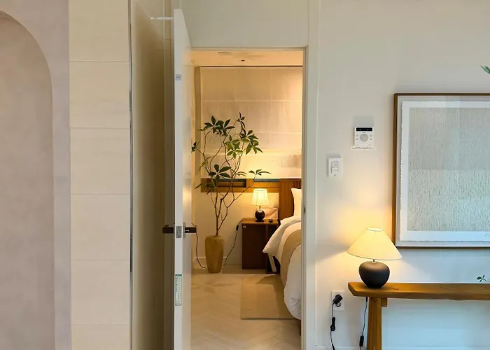 Hanok Style, Up To 6 People , Luggage Storage , Gyeongbokgung, Gwanghwamun, Jongno, Hongdae, Myeongdong, Ddp