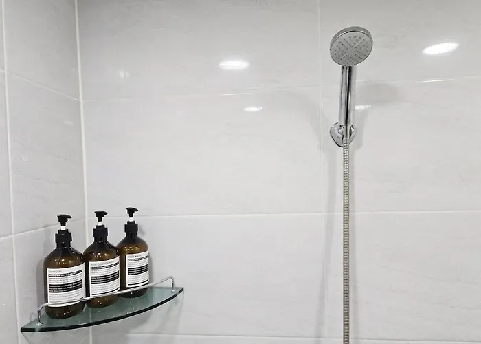 Spacious 3-Room Home For 6 People In Gangnam Near Seolleung Station